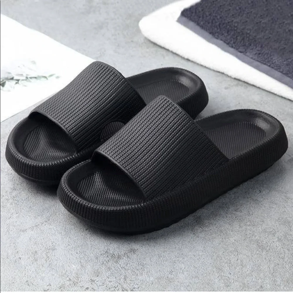 Pillow Slides Slippers Thick Sole Sandals in black. Size 5/6‎